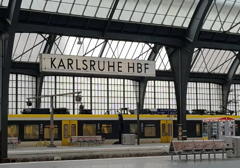 Gare, train, bancs, ascenseur l'accessibilité du voyage eb deambulateur