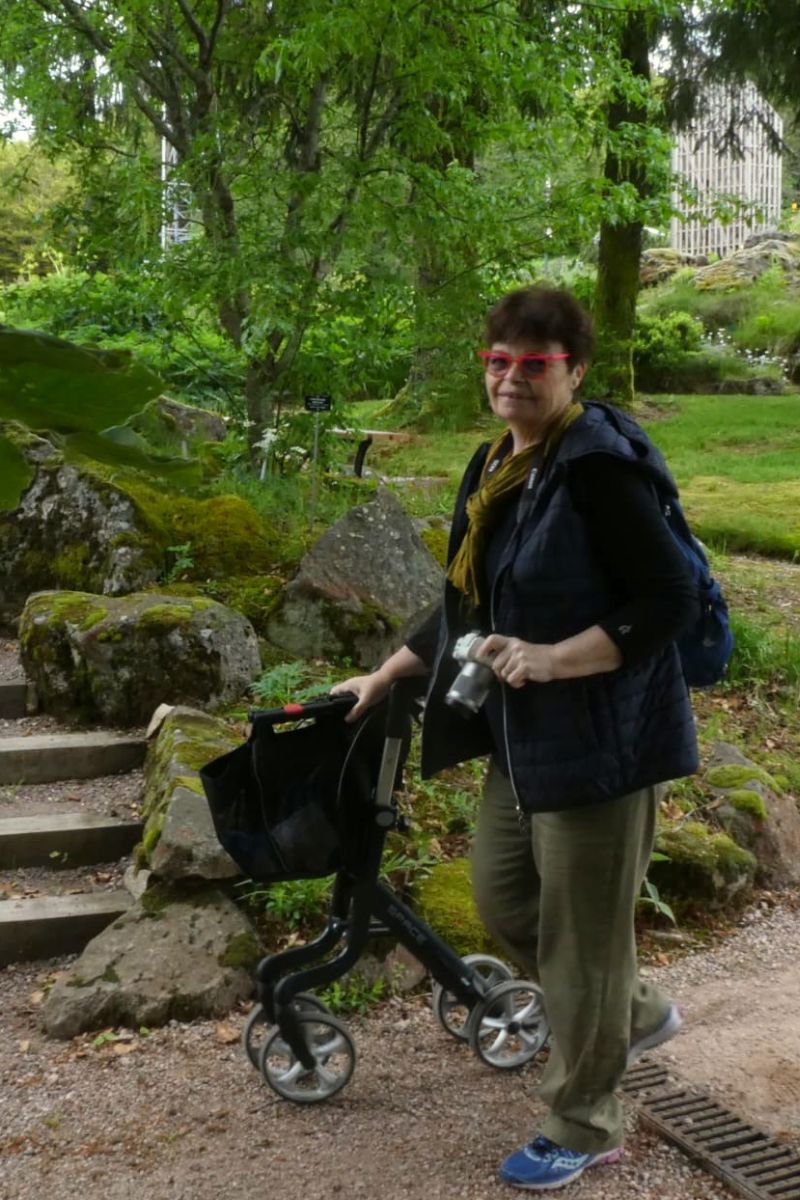 Véro en escapade dans un jardin botanique avec son rollator