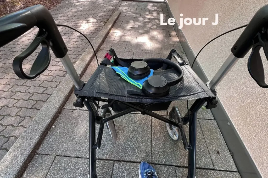 Il y a toujours un jour J, où on passe la porte d'une salle de sport, rollator, casque, serviette... prête pour aller à la salle de sport avec un handicap
